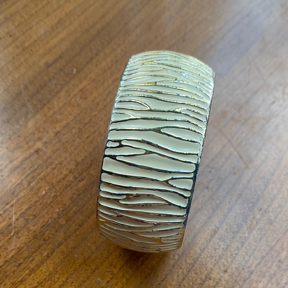 Vintage Cream and Gold Bracelet spring closure - Picture 1 of 4